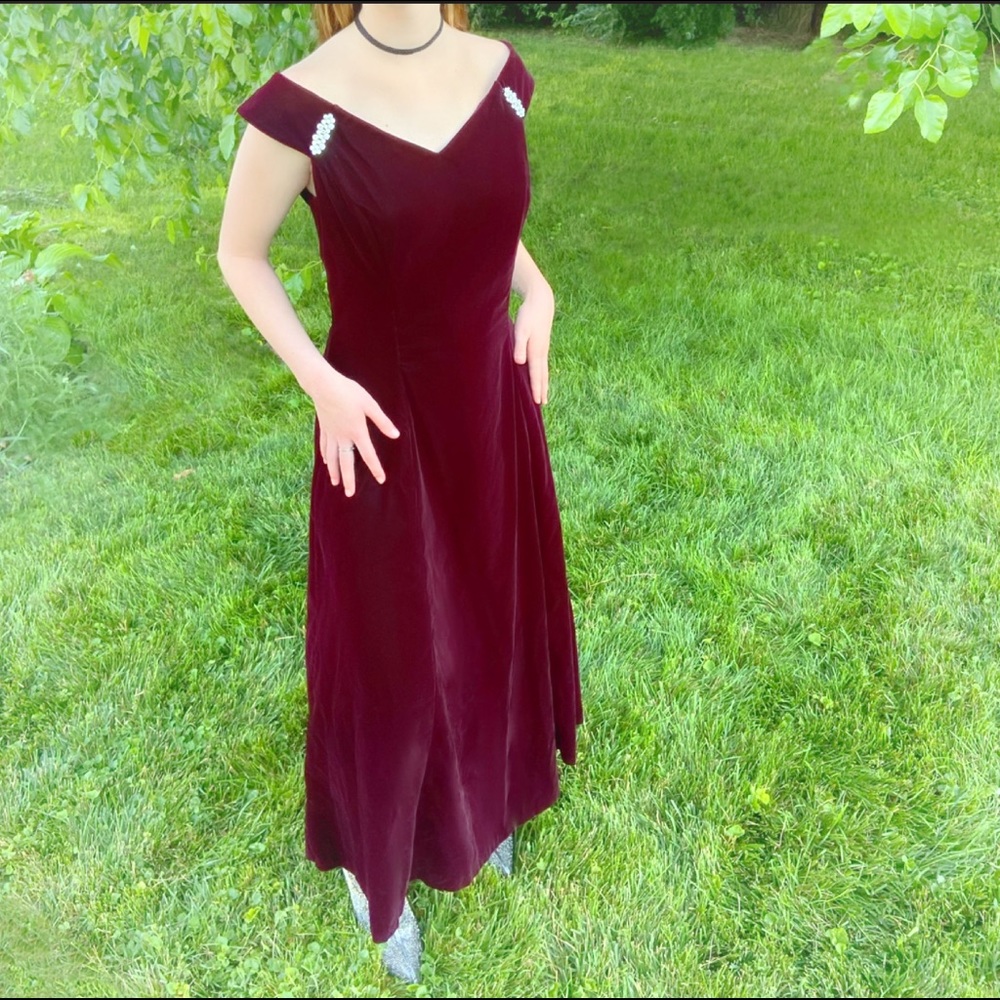 NWT Rare Vintage 1990s Velvet Scott McClintock Gown in Wine